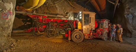 Bên trong hầm khai thác mỏ vàng Cortez nằm cách phía tây nam của Elko, Nevada 100 km.