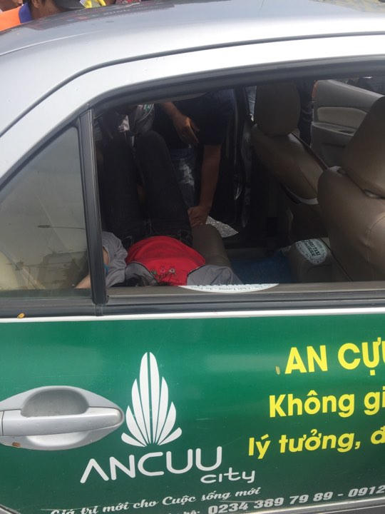 Người dân đã kịp thời đưa nạn nhân đi cấp cứu. (Ảnh: Đăng Hậu)