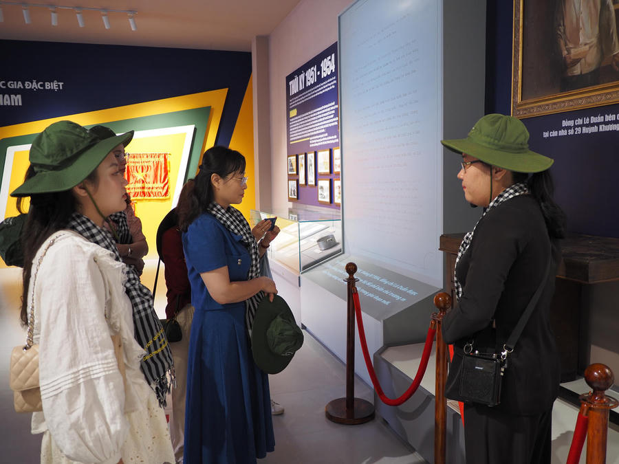 Đoàn được nghe giới thiệu về những chứng tích, những kỷ niệm về cuộc đời hoạt động cách mạng của nhiều đồng chí lãnh đạo cấp cao của Đảng.