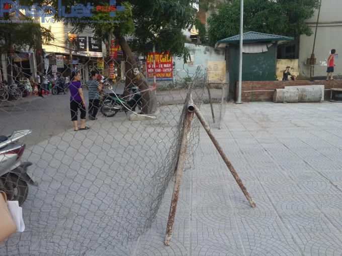 Lối vào chính của cư dân bị rào chắn, không thể lưu thông.