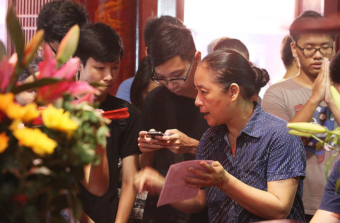 Bài khấn được chuẩn bị từ trước, trên giấy, trên điện thoại, lòng bàn tay...