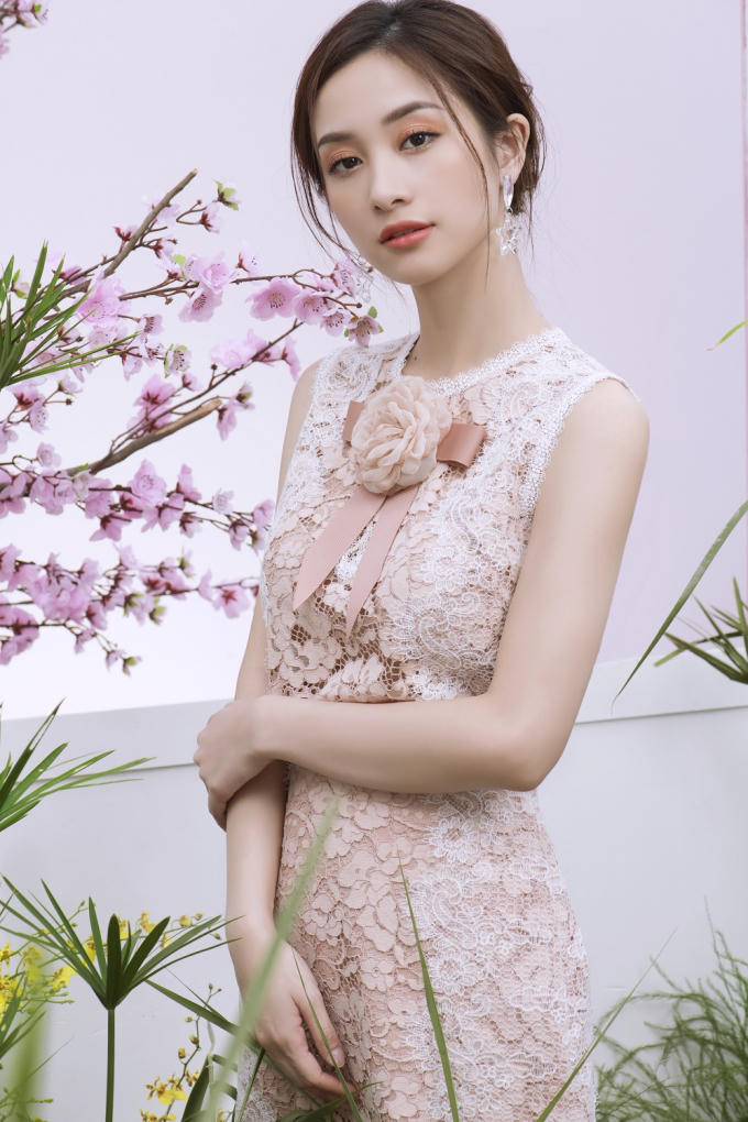Dù không nổi bật về chiều cao, chính hình thể chuẩn giúp nữ diễn viên Tháng năm rực rỡ thu hút ánh nhìn từ phía người đối diện.Họa tiết ren hoa văn giúp người mặc khoe vẻ nữ tính, ngọt ngào.