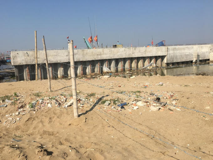 Phần vi phạm gần 2.000 m2 được giăng dây thép gai. Công trình xây dựng kiên cố làm ảnh hưởng dòng chảy sông Mã. Ảnh: Phạm Nguyệt