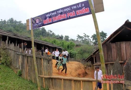Pà Khốm là quần cư người Mông trên núi cao xã vùng biên Tri Lễ, huyện Quế Phong (Nghệ An). Điểm trường tiểu học sở tại có 59 học sinh đang phải học tập trong những căn lán nhỏ hẹp, thưng bằng ván sa mu.