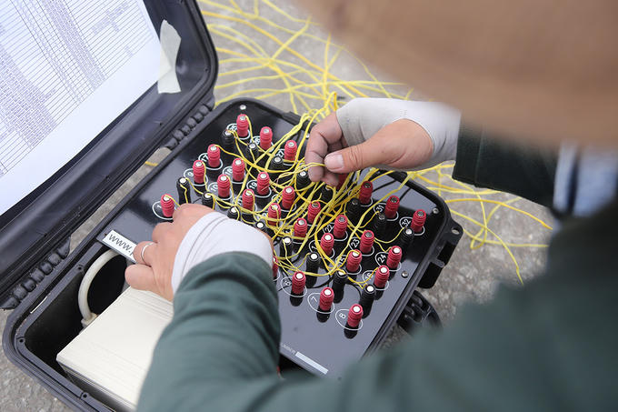 Khi bắn pháo hoa, các đội chỉ cần nhấn nút theo phần mềm đã cài đặt để trình diễn phần thi của mình.