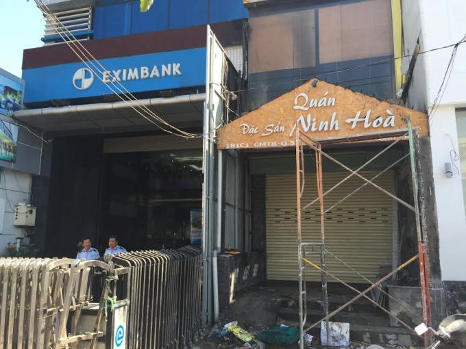 Căn nhà bị cháy nằm ngay sát chi nhánh ngân hàng.