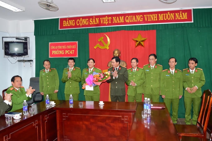 Đại tá Lê Quốc Hùng - UVTV Tỉnh uỷ, Giám đốc Công an tỉnh Thừa Thiên Huế trao thưởng cho tập thể Phòng Cảnh sát ĐTTP về Ma tuý.