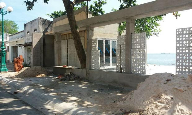 Căn nhà xây dựng sai phép phía trên chỗ bị đổ đất, đá.