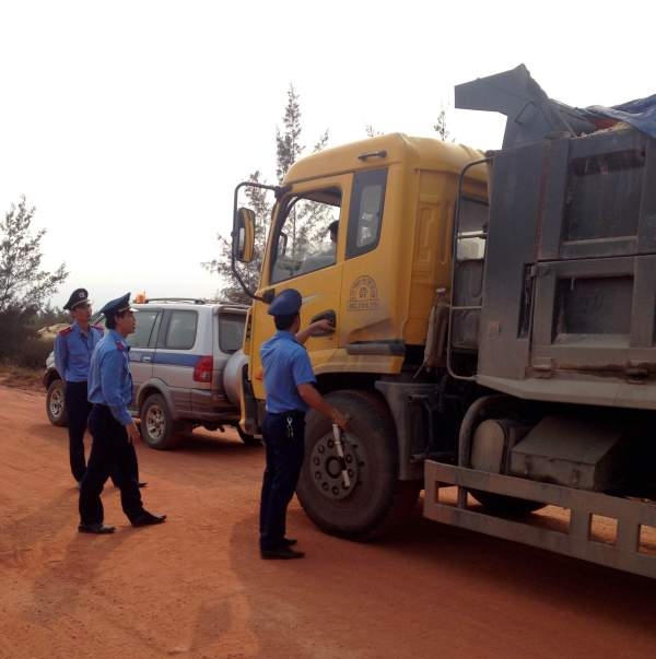 Tài xế cổ thủ trong ca bin chống đối lực lượng Thanh tra Giao thông.
