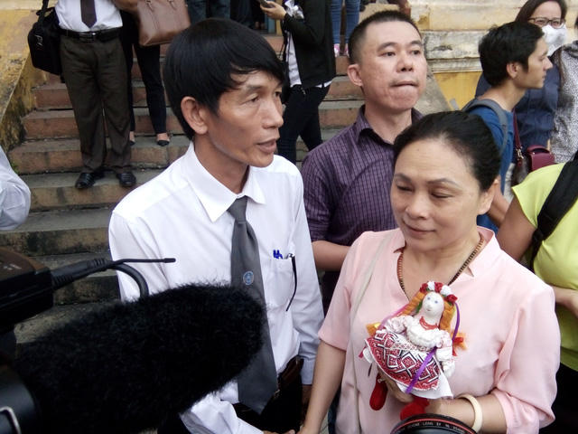 Mẹ Hoa hậu Phương Nga hạnh phúc khi con gái được tại ngoại.