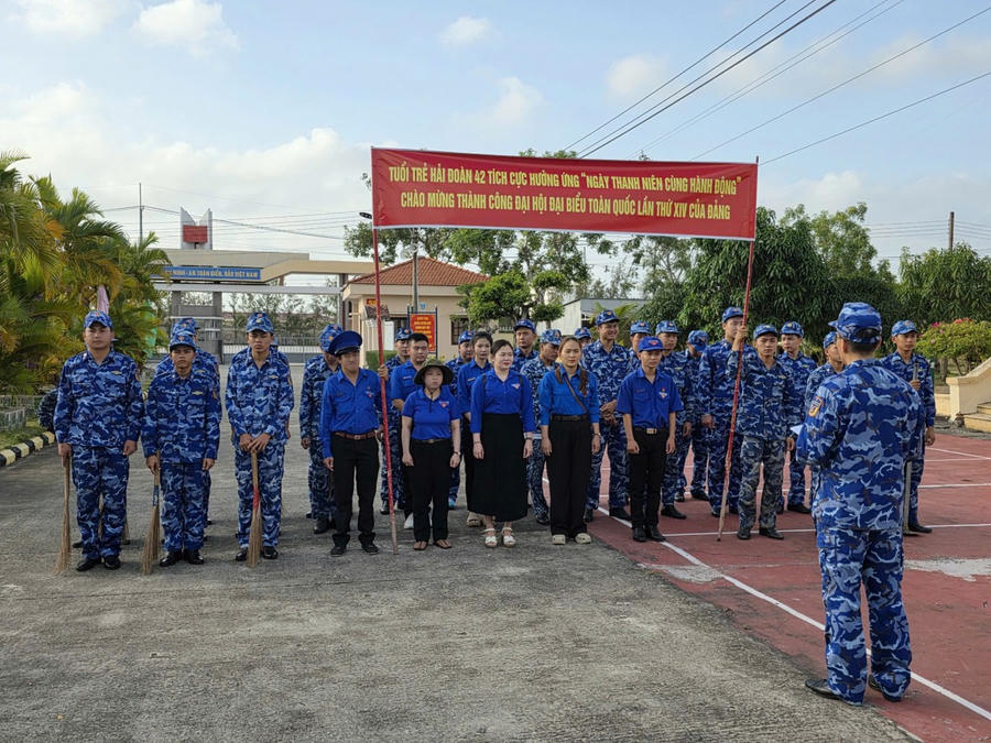 Cán bộ, đoàn viên thanh niên Bộ Tư lệnh Vùng Cảnh sát biển 4 ra quân thực hiện “Ngày Thanh niên cùng hành động”