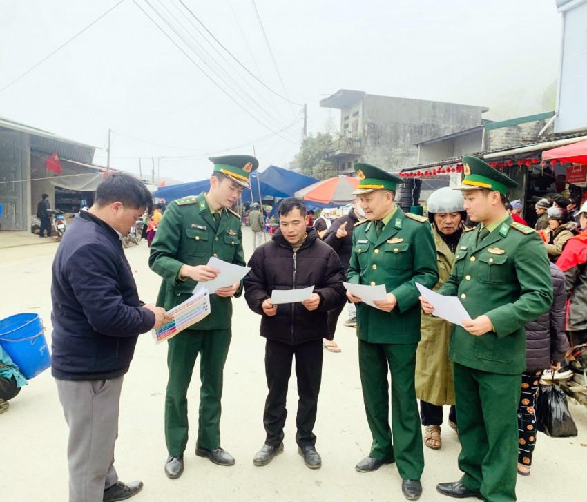 Đồn Biên phòng Nghĩa Thuận, Bộ đội Biên phòng tỉnh Tuyên Quang đẩy mạnh công tác tuyên truyền về ngày bầu cử tới nhân dân. (Ảnh: Hoàng Chính).