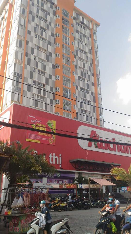 Dưới block chưa được nghiệm thu này là siêu thị lớn đang hoạt động.