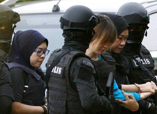 Đoàn Thị Hương tới tòa (Ảnh: Reuters)