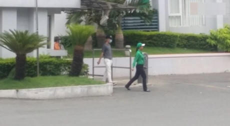 Sơn T&ugrave;ng&nbsp;xuất hiện &ldquo;k&iacute;n bưng&rdquo; dưới con đường lớn đi ra.