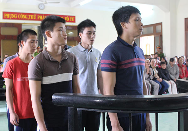 Các bị cáo tại phiên xử hình sự sơ thẩm. (Ảnh: báo Công an nhân dân)