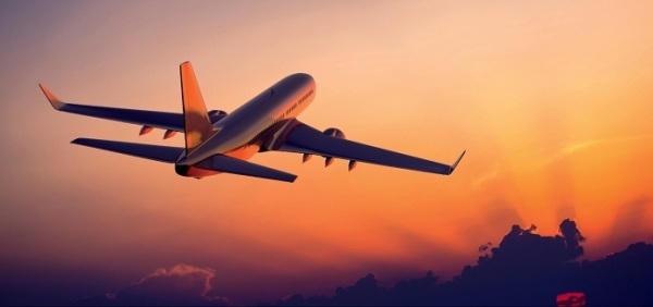 Máy bay là một trong những lựa chọn tối ưu khi đi du lịch đến Đà Nẵng.