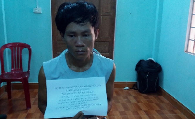 Nguyễn Văn Anh đang được bộ đội biên phòng lấy lời khai - Ảnh: H.T.