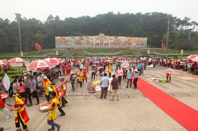 Toàn cảnh cuộc thi "Gói, nấu bánh chưng - giã bánh giầy 2016" tại sân trung tâm di tích lịch sử Đền Hùng.