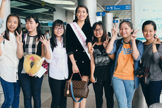 &Aacute; hậu Lệ Hằng được CNN phỏng vấn khi vừa đặt ch&acirc;n đến Philippines