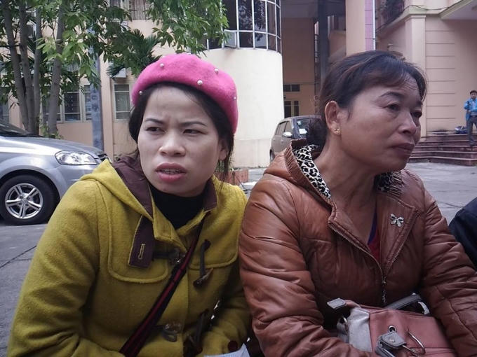 Bà Chiến cùng con gái cũng có mặt ở phiên xét xử hai cán bộ trên.