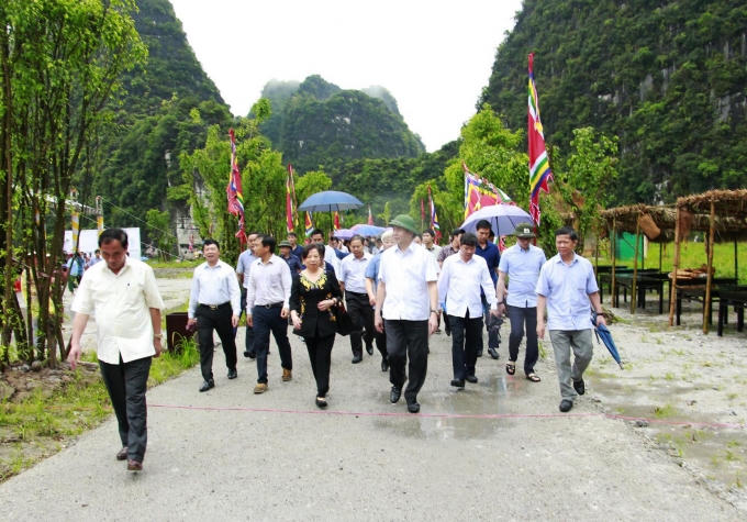 Ông Trần Đại Quang - Ủy viên Bộ chính trị, Chủ tịch nước CHXHCN Việt Nam (ở giữa), tiến hành nghi thức dâng hương tại đền thờ Thánh Quý Minh Đại Vương.