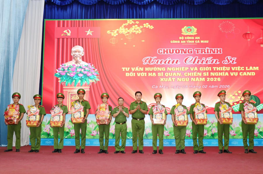 Đại tá Lê Tấn Vinh trao quà cho hạ sĩ quan, chiến sĩ nghĩa vụ có hoàn cảnh khó khăn; đại diện lãnh đạo các phòng nghiệp vụ trao quà động viên hạ sĩ quan, chiến sĩ nghĩa vụ có hoàn cảnh khó khăn.