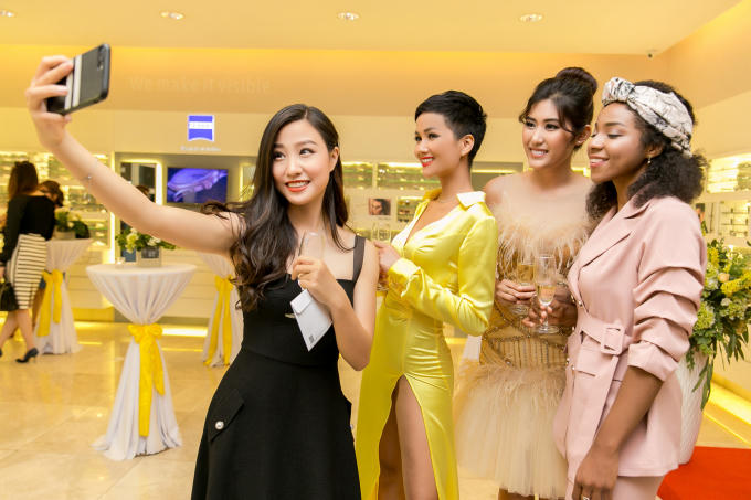 Hoa hậu H'hen Niê diện đầm xẻ tà, khoe nhan sắc quyến rũ trong màu son đỏ