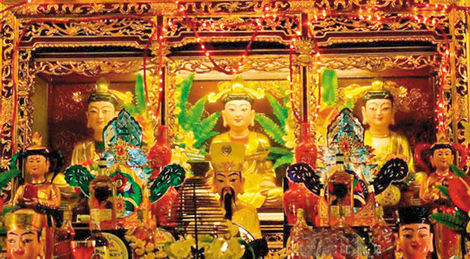 Tín ngưỡng thờ Mẫu bắt nguồn từ việc thờ cúng các nữ thần.