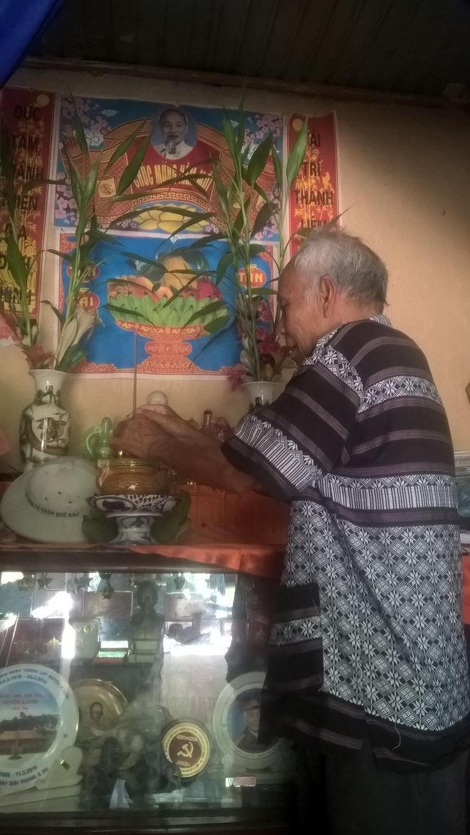 Già làng Hồ Văn Rãi thắp nén nhang tưởng nhớ trước khi hồi ức ngày vinh dự mang họ Hồ của Bác.