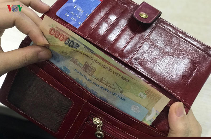 Tiền lương của cán bộ công chức hiện nay còn nhiều bất cập.