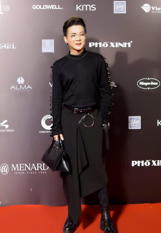 Vũ H&agrave; l&ecirc;n tiếng về phong c&aacute;ch ăn mặc dị biệt