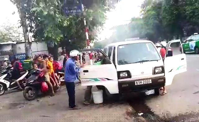 Người dân và tài xế kịp thời giải cứu các em học sinh ra ngoài an toàn.