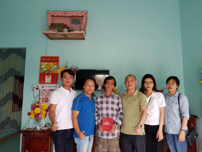 Các phóng viên, Biên tập viên chụp hình kỷ niệm với ông Huỳnh Văn Nén.