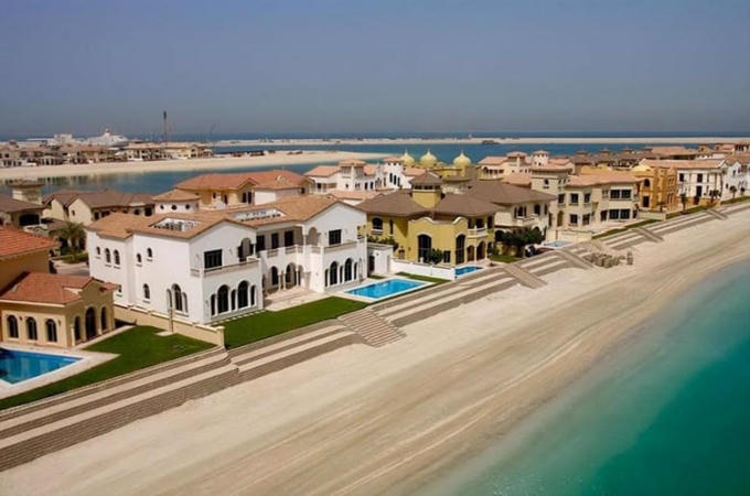 8. Biệt thự Palm Jumeirah Frond P, hơn 17 triệu USD: L&agrave; sản phẩm của kiến tr&uacute;c sư người &Yacute;, biệt thự mang n&eacute;t kiến tr&uacute;c chạm khắc v&ocirc; c&ugrave;ng độc đ&aacute;o như trần nh&agrave; v&agrave; đ&egrave;n ch&ugrave;m 80kg cao 3,5m.