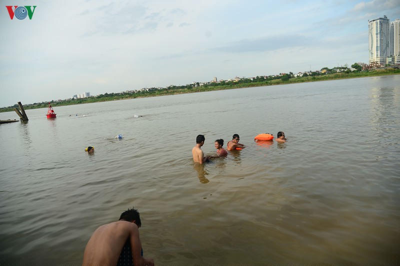 Nhiều người còn đưa cả gia đình ra tắm cùng nhau.