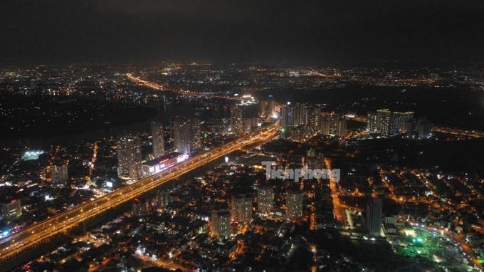 Xa lộ Hà Nội về đêm.