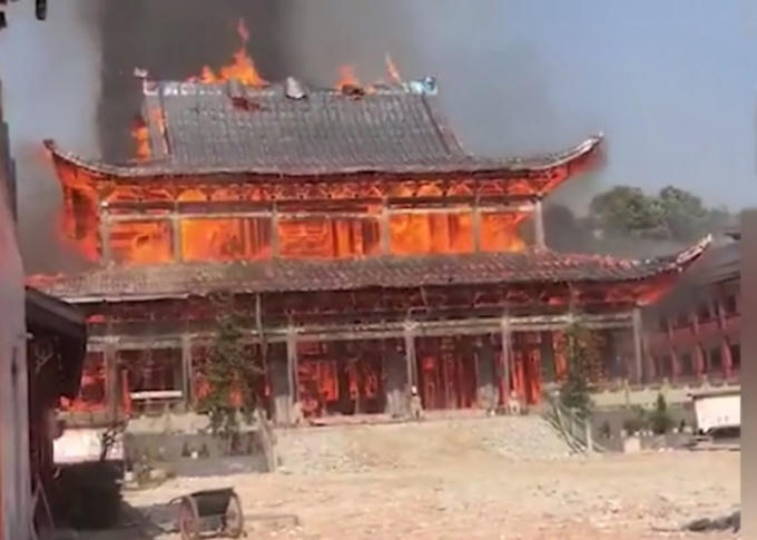 Điện chính cũng bị cháy rụi.