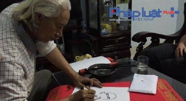 Nhà thư pháp Lê Thiên Lý bắt đầu viết chữ Obama trên trang giấy trắng.