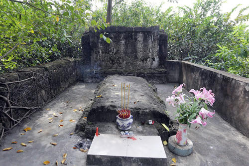 Quần thể mộ cổ này có tuổi đời gần 200 năm. Các cơ quan chức năng nhận định khu mộ cổ này nhiều khả năng là nghĩa trang của họ Phạm bị hoang phế.