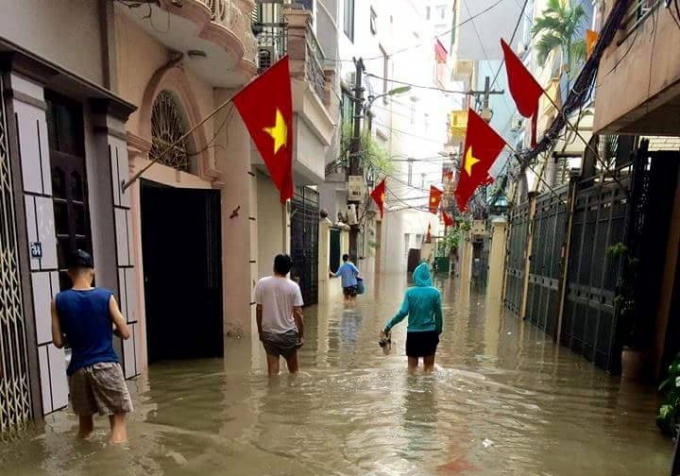 Người dân Hà Nội được phen lội bì bõm trong nước.