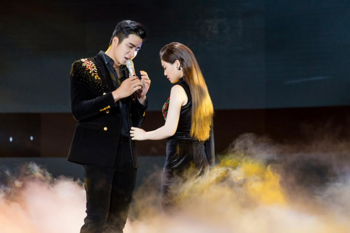 Giang Hồng Ngọc - H&ograve;a Minzy nắm tay nhau gi&agrave;nh giải nhất tuần đ&ecirc;m nhạc