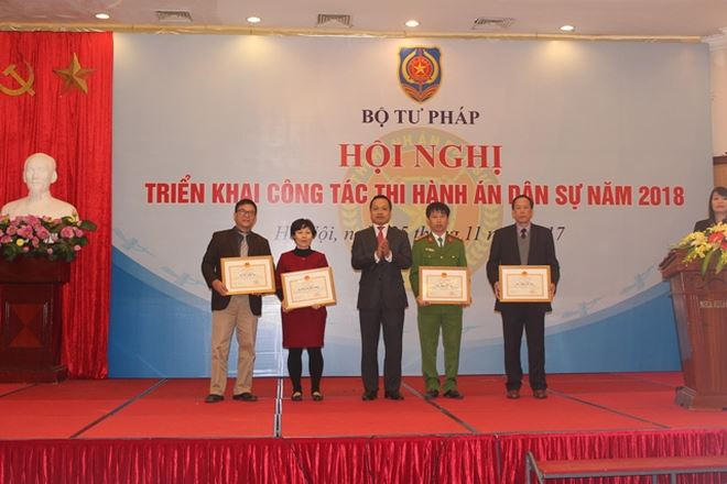 Thứ trưởng Trần Tiến Dũng tặng Bằng khen cho các cá nhân