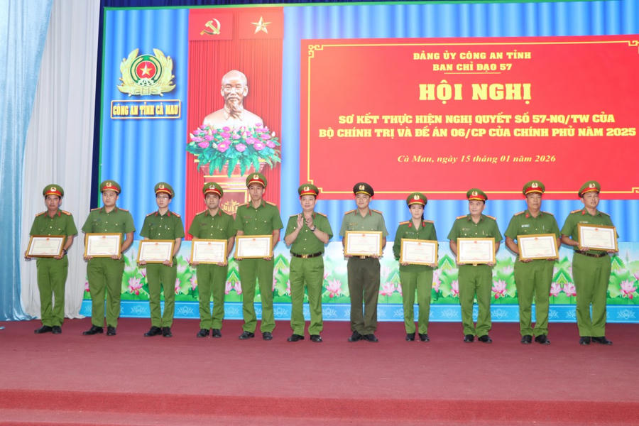 Đại tá Trần Văn Thi trao Bằng khen của Chủ tịch UBND tỉnh Cà Mau cho các cá nhân.