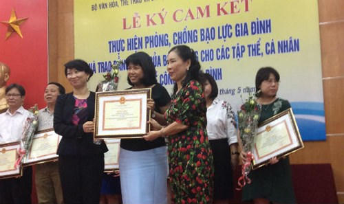 Báo Pháp luật Việt Nam được tôn vinh có nhiều đóng góp cho công tác gia đình và PCBLGĐ.