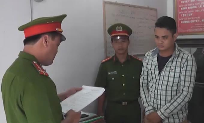 Cơ quan công an đọc lệnh bắt Phan Văn Sang.