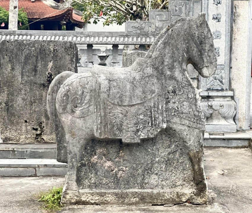 Phía ngoài Nghi môn đá của đền, hai bên có đặt đôi ngựa bằng đá xanh nguyên khối chầu. Đây là đôi ngựa đá cổ, được tạo dựng từ năm 1926