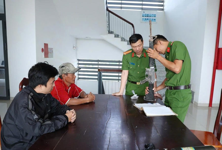 Qua tuyên truyền vận động Công an xã Phú Tân đã tiếp nhận nhiều người dân tự nguyện đem giao nộp vũ khí