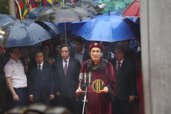 Đúng 7h, trong không khí trang nghiêm, thành kính, ông Bùi Minh Châu, Chủ tịch UBND tỉnh Phú Thọ, đọc Chúc văn khẳng định ngày Giỗ Tổ Hùng Vương là ngày Quốc giỗ, tưởng nhớ công lao to lớn của các Vua Hùng đã có công dựng nước.