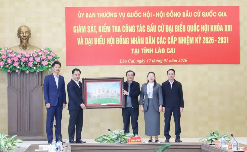 Phó Chủ tịch Quốc hội Lê Minh Hoan tặng quà lưu niệm cho tỉnh Lào Cai.
